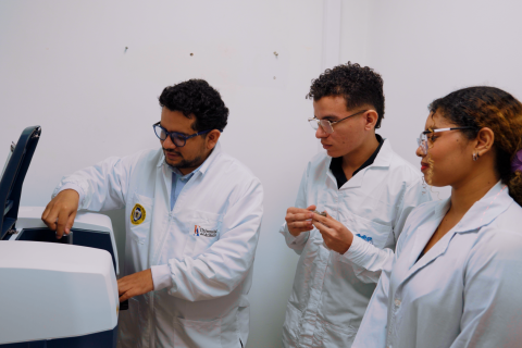 Universidad del Atlántico fortalece la investigación en nanociencias con nuevo espacio para la caracterización de materiales en el Laboratorio de Fotoquímica