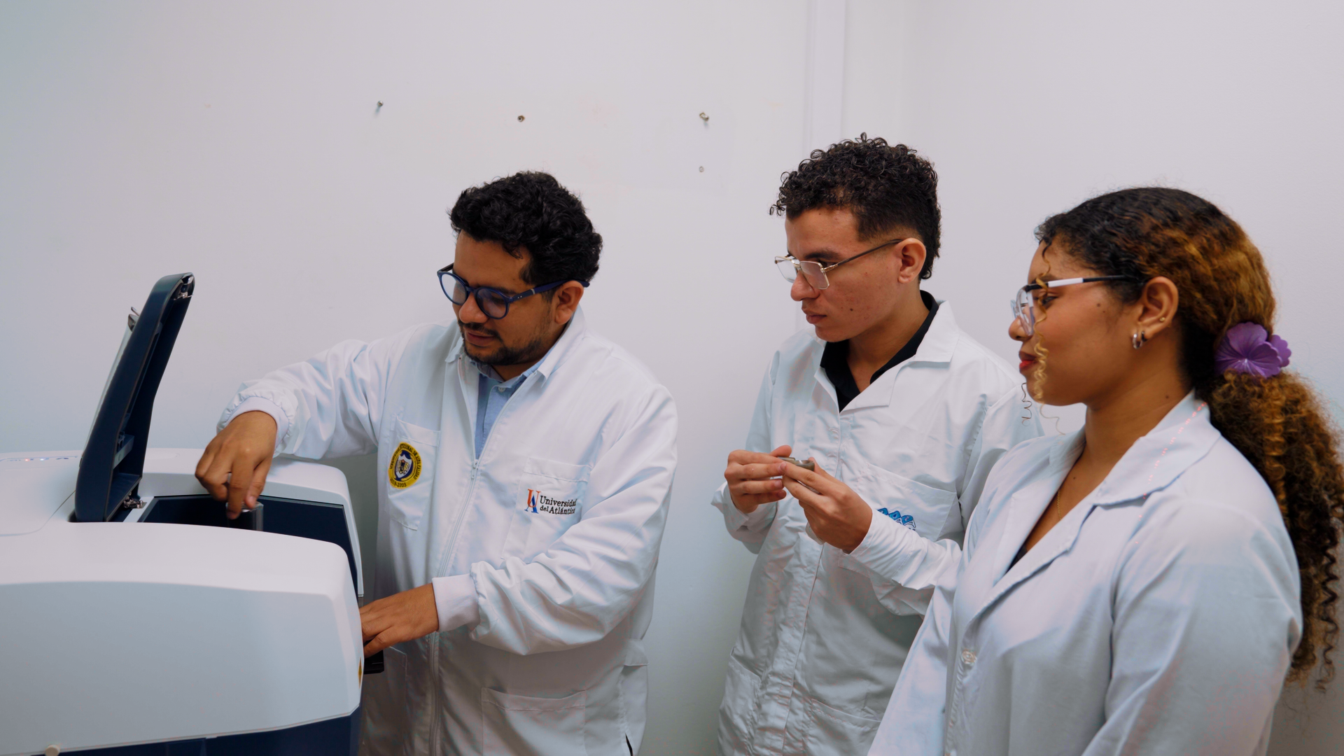 Universidad del Atlántico fortalece la investigación en nanociencias con nuevo espacio para la caracterización de materiales en el Laboratorio de Fotoquímica